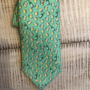Vineyard vines Christmas tie beer themed